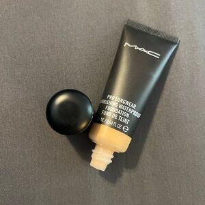 MAC Cosmetics Pro Longwear Nourishing Foundation - NC40